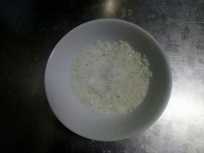 这时候准备米，小半碗米洗净待用