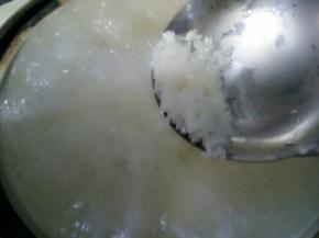 水烧开后放米中小火煮