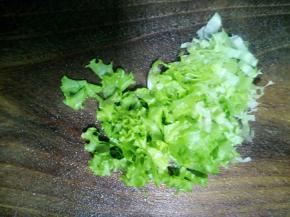 这时候准备别的食材，生菜切丝