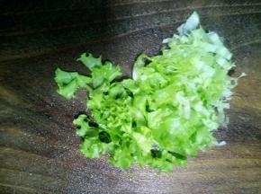 这时候准备别的食材，生菜切丝
