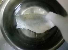 用水泡一片鲈鱼，里面放一点白醋