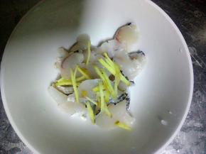 把片好的鱼片放入生姜