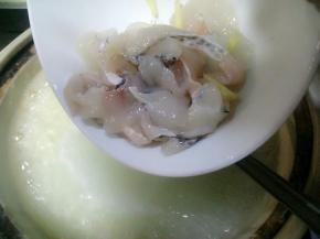 放入腌好的鱼片