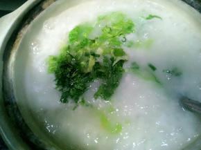 出锅前再放入香菜和葱花，搅拌均匀后关火