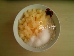 加入切成丁的菠萝和白砂糖拌匀