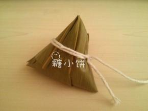 多余叶片沿着边翻折下去然后用棉绳在中间捆一下就可以了