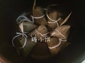 包好以后放入高压锅中，加水至没过粽子