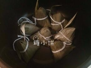 包好以后放入高压锅中，加水至没过粽子