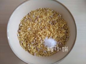 充分浸泡后沥去多余水分，加盐拌匀成米料备用