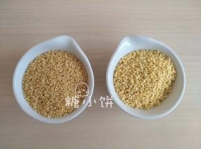 粘黄米也有叫大黄米，糯小米……通常跟小米混淆。
如图左边颗粒较小的是普通小米，质硬。右边是粘黄米，熟后口感是糯性的。
如果考虑养胃的话选择普通小米，如果考虑口感的话选择粘黄米。