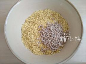 粘黄米和大麦用清水浸泡半天或者一夜