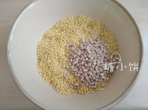 粘黄米和大麦用清水浸泡半天或者一夜