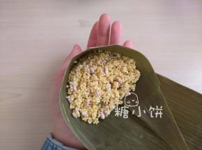 再铺米料盖住，用勺子轻压匀实