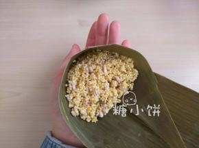 再铺米料盖住，用勺子轻压匀实