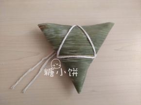 如果有粽针粽绳的话直接一穿就可以定型。我没有，就用棉绳捆绑起来。