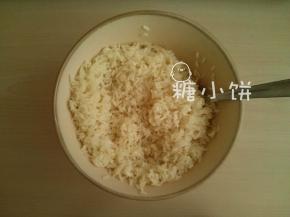 把枧粉拌到糯米中，我用的是做月饼的用的那种枧水粉。碗里多多少少会剩一些没有完全沥干的水，正好能溶解碱粉。也可以先把粉融到水里面配成溶液再加到糯米中。放半天，我早上拌好下午包的，中途时不时翻动一下