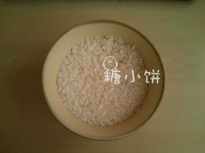 糯米提前用清水浸泡一夜至充分吸水，沥去多余水分