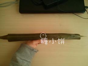表面再盖一张粽叶包住
（实质就是两片粽叶交叠加长宽度，然后铺上糯米卷起来成筒状）