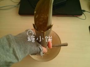 绕到一半以上的时候基本形状固定了，就可以把它竖起来