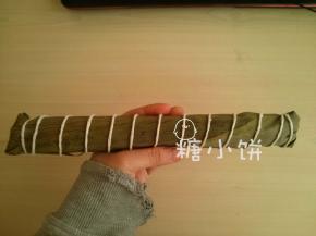 剩余粽叶折叠下来封口即可。
要煮粽子的时候，问题来了= =包得太长没办法横放进锅子。所以最后我是用比较深的蒸锅煮，加满水，水开后煮50分钟即可。（因为有一端会有几厘米露在水面外的部分，所以中途换了一个方向，相当于每一端煮了25分钟）吃的时候我是蘸着白砂糖吃的~以上~