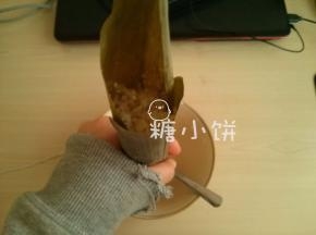 然后从有开口的那一端再填一些糯米进去，补足多余的空间