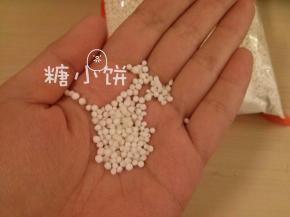 关于西米，建议选择小颗粒的这种。
如果大颗粒的话不容易化成一个整体，看起来还会一粒粒的。