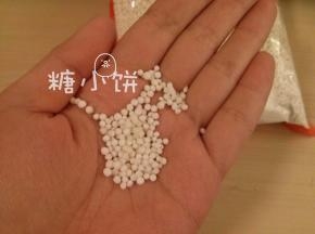 关于西米，建议选择小颗粒的这种。
如果大颗粒的话不容易化成一个整体，看起来还会一粒粒的。