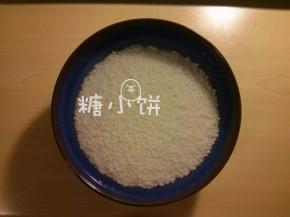 西米提前用清水浸泡1个小时，沥去多余水分备用。
【补充】有反映说西米一泡就散成粉末了，这里说明下我的西米完全不会这样呢。
浸泡是为了让它充分吸水，这样之后好熟一点，当然如果散成粉末那就得不偿失了。
不知道是制作工艺还是什么其他的问题，总之可以先取一点泡水试试。
如果会散架就不要泡了，以免浪费了大量的材料~