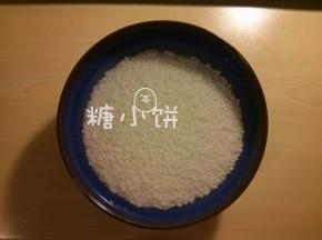 西米提前用清水浸泡1个小时，沥去多余水分备用。
【补充】有反映说西米一泡就散成粉末了，这里说明下我的西米完全不会这样呢。
浸泡是为了让它充分吸水，这样之后好熟一点，当然如果散成粉末那就得不偿失了。
不知道是制作工艺还是什么其他的问题，总之可以先取一点泡水试试。
如果会散架就不要泡了，以免浪费了大量的材料~