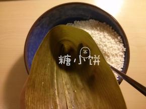 干粽叶提前用清水泡软，剪去硬的那部分叶梗，卷成一个锥形筒