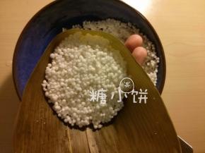 填入西米，这款我没做夹馅。想做馅料的话也可以在中间放上馅料就行
我用了1/3材料量的西米做了1只白色的，剩余2/3做了绿色的