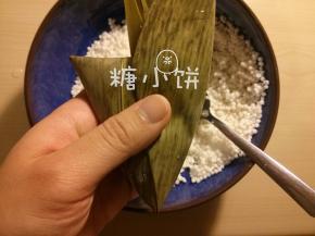 剩余部分粽叶翻折过来包住，用棉绳捆好
