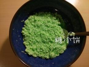 剩余的2/3西米加班兰汁拌匀（一开始就用班兰汁浸泡上色效果更好）。
班兰汁是用班兰叶子加一点水捣碎得到的，没有的话用班兰精应该也行。
用量可多可少，毕竟捣出来的汁浓度也不一样呢，看颜色差不多就行。