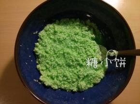 剩余的2/3西米加班兰汁拌匀（一开始就用班兰汁浸泡上色效果更好）。
班兰汁是用班兰叶子加一点水捣碎得到的，没有的话用班兰精应该也行。
用量可多可少，毕竟捣出来的汁浓度也不一样呢，看颜色差不多就行。
