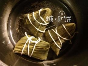 全部包好，加清水至没过粽子，电高压锅上汽后30-40分钟，自然放气后开盖。
煮那么长时间是怕中间不熟，如果中间是直接能吃的馅料（比如豆沙）的话煮20分钟就足够了。