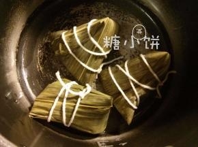 全部包好，加清水至没过粽子，电高压锅上汽后30-40分钟，自然放气后开盖。
煮那么长时间是怕中间不熟，如果中间是直接能吃的馅料（比如豆沙）的话煮20分钟就足够了。