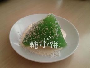 煮好的粽子剥开来，浇上椰浆，撒上椰蓉，搭配食用。
如果想要更甜的话可以再淋一点糖浆。