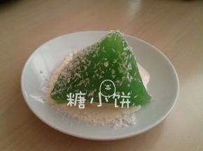 煮好的粽子剥开来，浇上椰浆，撒上椰蓉，搭配食用。
如果想要更甜的话可以再淋一点糖浆。