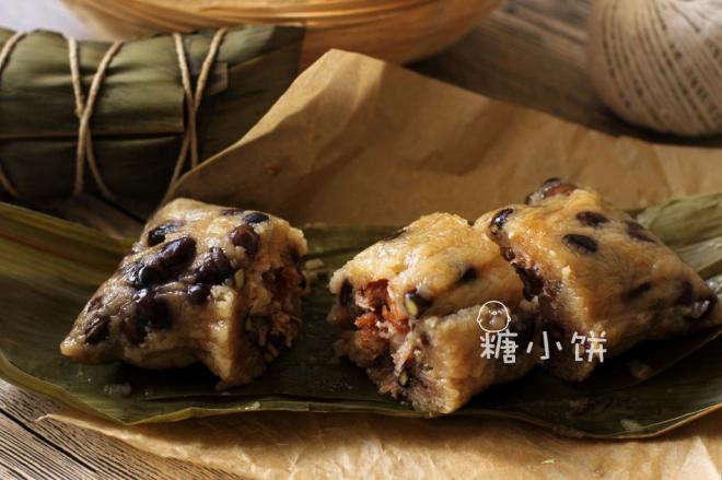 【黑豆腊肠枕头粽】极简单的枕头形包法