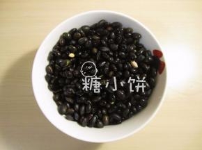 黑豆提前用清水浸泡一夜，滤去多余水分备用。
如果想要黑豆的口感更软的话可以提前煮软。