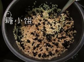 糯米500G加生抽250ml和足量清水（足以没过糯米量大约1cm）。
浸泡一夜（或者半天，至糯米充分吸水）后滤掉多余水分。
加入浸泡好的黑豆，加盐1/3茶匙拌匀调味。