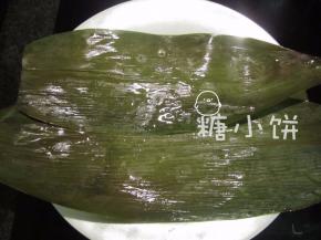 干粽叶提前用清水泡软，洗刷干净，剪掉硬的那部分叶梗。开水煮3-5分钟备用。
取两张粽叶横着交叠在一起加宽（如图示）。