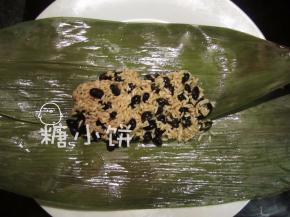 在中间铺上拌好的黑豆糯米