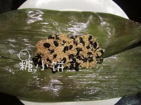 在中间铺上拌好的黑豆糯米
