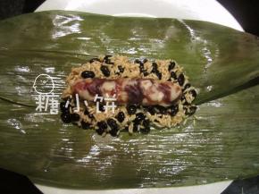 摆上腊肠，可以摆一根也可以半根，根据自己喜好