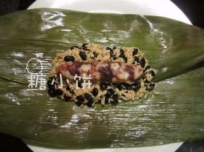 摆上腊肠，可以摆一根也可以半根，根据自己喜好