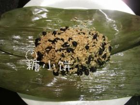 再铺上黑豆糯米盖住腊肠