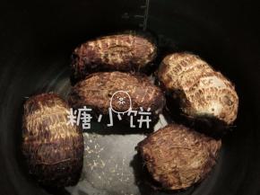 芋艿洗净，煮至用筷子可以轻松戳穿的程度，捞出沥水