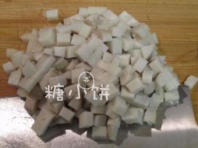 剥皮后切成小块，我用了两只的量，煮过之后重约230G