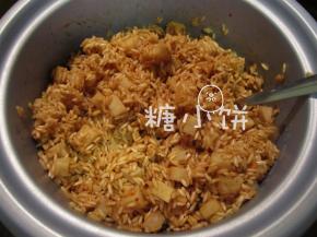 糯米350G加生抽200ml和足量清水（足以没过糯米量大约1cm）。
提前浸泡一夜（或者半天，至糯米充分吸水）后滤掉多余水分。
加入切好的芋艿，加油辣子1/2汤匙拌匀成米料备用。